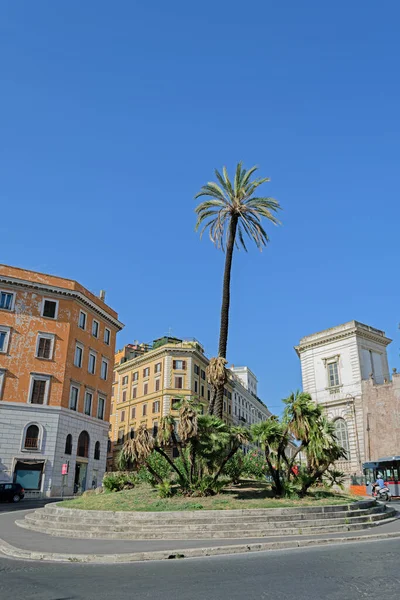 ローマ イタリア 2019年8月14日 夏の日にローマの狭い通りに古い家のファサード — ストック写真