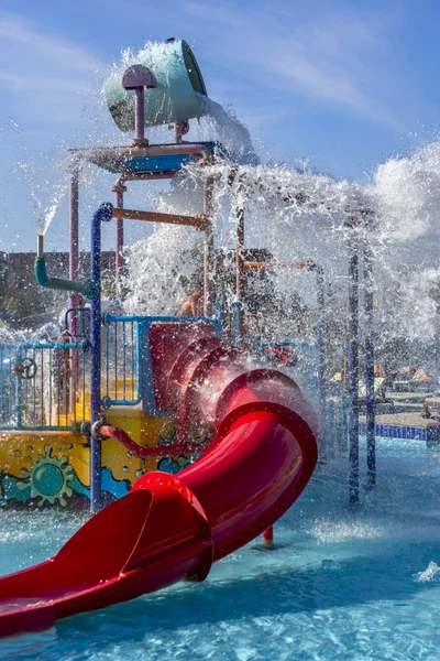 Parque aquático, toboágua e pulverização — Fotografia de Stock