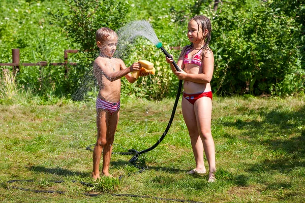 Children playing with water — Stock Photo, Image