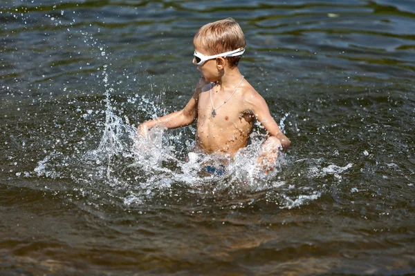 Jongen spelen in het water (02) — Stockfoto