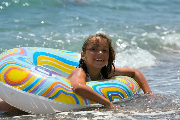 Fille dans le cercle de natation (01 ) Image En Vente