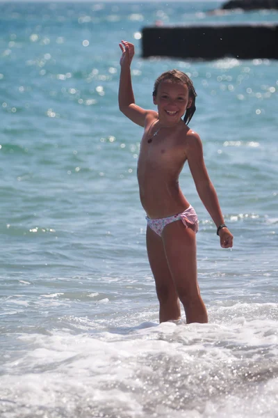 Fille sur les rives des vagues Photo De Stock