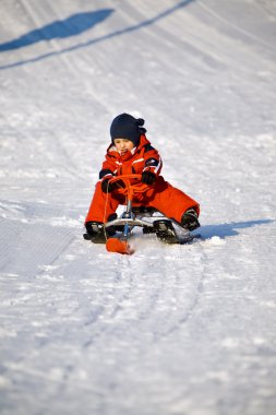 Kırmızı kızak (3 üzerinde çocuk)