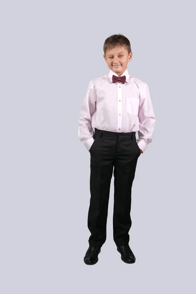 Un băiat pe un fundal gri — Fotografie, imagine de stoc