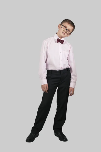 Růst portrét chlapce v kravatě a brýle — Stock fotografie
