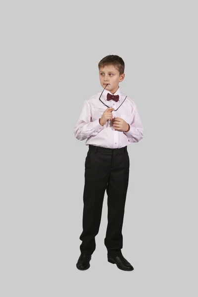 Creștere băiat portret în cravată arc care păstrează gura cătușă poin — Fotografie, imagine de stoc