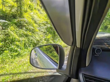 Dikiz aynasından arabanın arkasını gör.