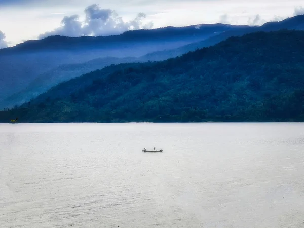 Fishermen Fishing Middle Lake Poso2 Denoise — Stock Photo, Image