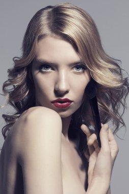 güzel kız bir güzellik çekim üzerinde kırmızı dudaklar