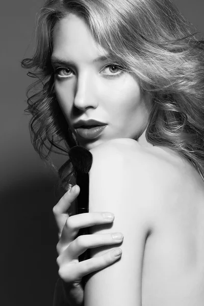Krásná dívka modelu krásy zastřelil černá bílá — Stock fotografie