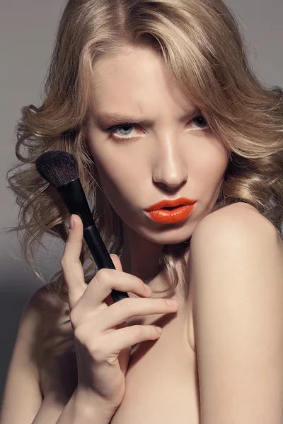 Krásná dívka modelu krásu záběr černobílé monochromatické makeup kartáč tvoří krása dokonalé pleti blond vlasy lesk krása péče lázně tmavé sexy atraktivní smyslné glamour tvář portrét — Stock fotografie