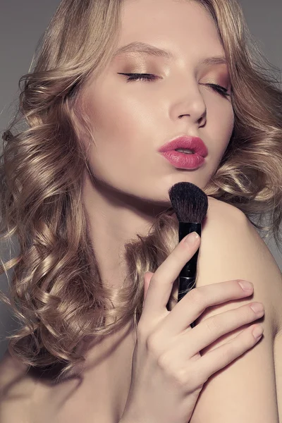 Krásná dívka modelu krásu záběr černobílé monochromatické makeup kartáč tvoří krása dokonalé pleti blond vlasy lesk krása péče lázně tmavé sexy atraktivní smyslné glamour tvář portrét — Stock fotografie