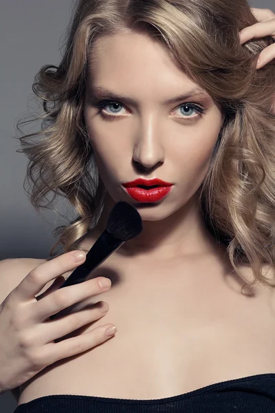 Krásná dívka modelu krásu záběr černobílé monochromatické makeup kartáč tvoří krása dokonalé pleti blond vlasy lesk krása péče lázně tmavé sexy atraktivní smyslné glamour tvář portrét — Stock fotografie