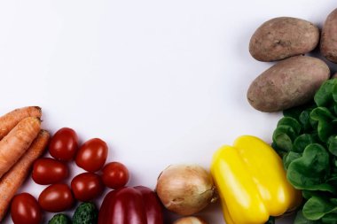 Faydalı sebzeler patates, soğan, biber, domates, beyaz arka planda marul, üst manzara, kopyalama alanı.