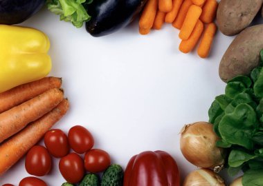 Sağlıklı yiyecekler, beyaz arka planda çeşitli sebzeler, üst manzara, kopyalama alanı.