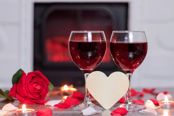 발렌타인 Happy Valentines Day 대리석 테이블에는 장미꽃 촛불이 와인두 로맨틱 — 스톡 사진