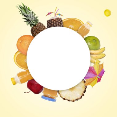 Yaz kompozisyonu. Beyaz, yuvarlak kağıt, meyve ve içecekler sarı arka planda fotokopi alanı ile birlikte. Yaratıcı meyve modeli.