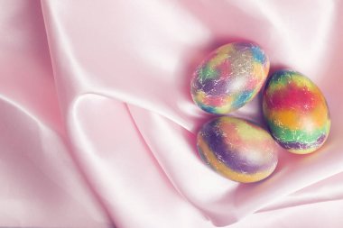 Pembe ipek desenli renkli Paskalya yumurtaları. Üst manzara, düz yatış. Paskalya kartpostalı.