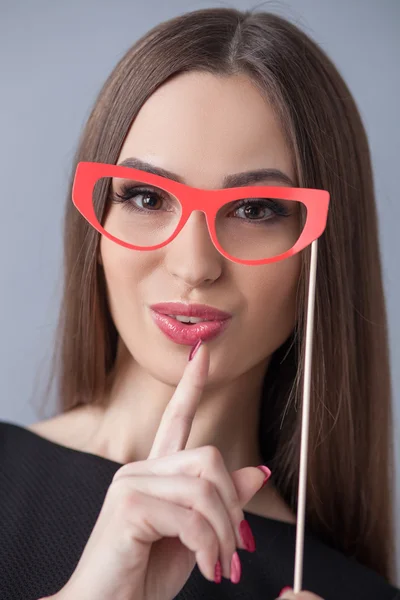 Menina bonita está se escondendo de alguém — Fotografia de Stock