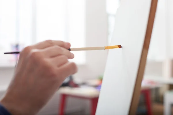Talentoso artista masculino está pintando a imagem — Fotografia de Stock
