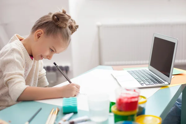 Cute small girl is drawing with joy — Stockfoto