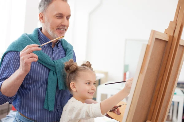Homem sênior e seu neto desenhando uma imagem — Fotografia de Stock