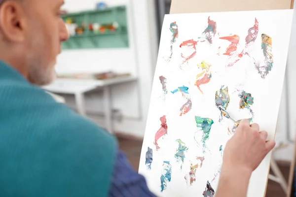 Pittore maturo di talento sta disegnando un quadro — Foto Stock