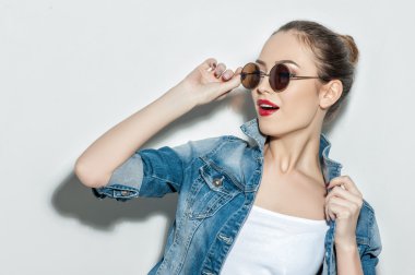 Güzel gözlük ile güzel serin kız