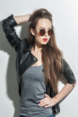 Siyah gözlüklü neşeli havalı kız