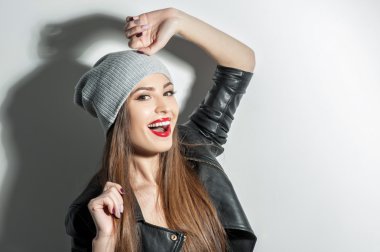 Güzel genç bir kadın olumlu duygular ifade ediyor.