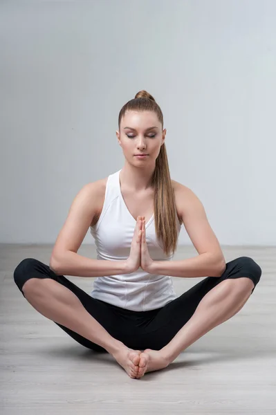 Genç ve güzel kadın atlet meditasyon yapıyor — Stok fotoğraf