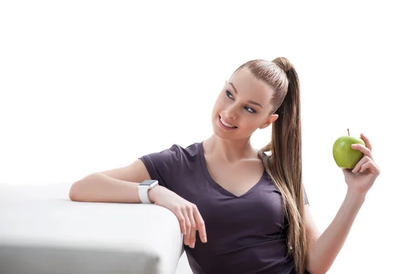 Menina bonita está desfrutando de frutas verdes — Fotografia de Stock