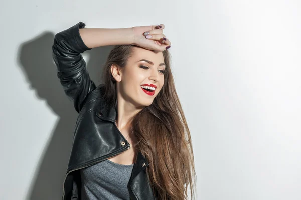 Alegre chica fresca está expresando emociones positivas — Foto de Stock