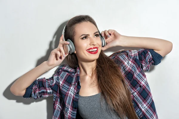 Cute young woman is listening to the song — Stock Photo, Image