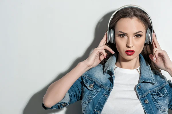 Chica delgada alegre es entretenido con auriculares —  Fotos de Stock