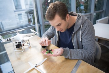 Neşeli erkek işçi bir dron oluşturma