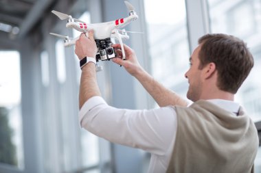 Usta erkek freelancer quadrocopter ile çalışma