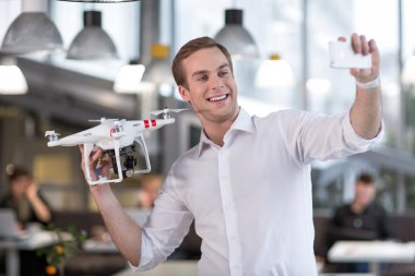 Çekici genç adam quadrocopter ile fotoğraf çekimi