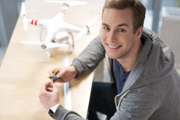 Attraente giovane freelance sta lavorando con quadrocopter — Foto Stock