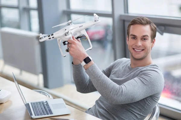 Knappe jonge werknemer is een quadrocopter projecteren — Stockfoto