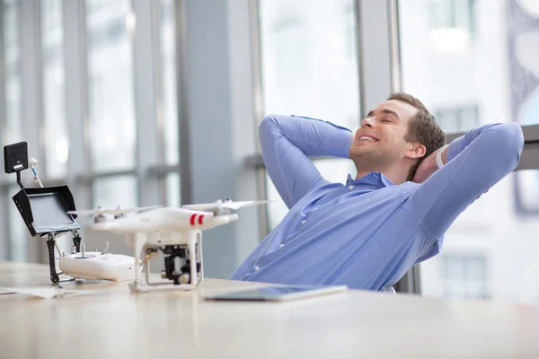 Freelancer masculino alegre é relaxante depois do trabalho — Fotografia de Stock