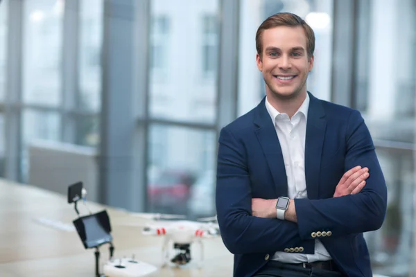 Alegre fabricante de drones está expresando emociones positivas — Foto de Stock