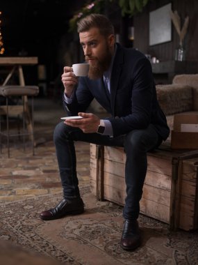 Neşeli adam eski moda barda dinleniyor