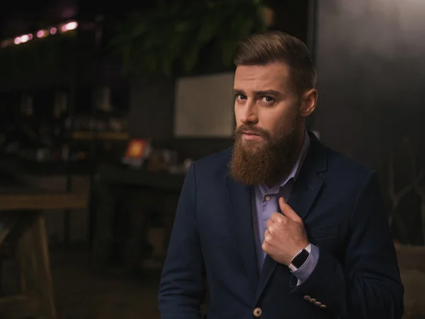 Joven empresario alegre con barba en la cafetería — Foto de Stock