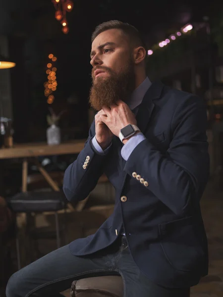 Atractivo joven con barba en el pub — Foto de Stock