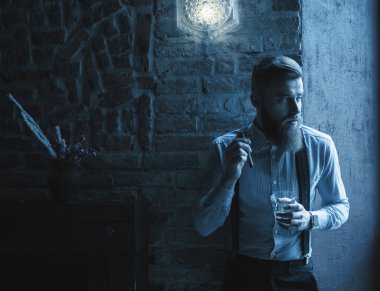Neşeli genç işadamı evde dinleniyor