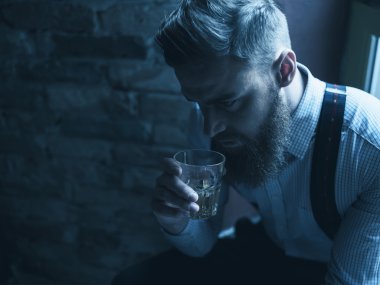 Penisli sakallı adam sakinleştirmeye çalışıyor.