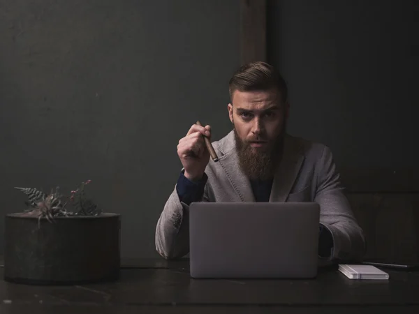 Красивый бородатый мужчина работает в офисе — стоковое фото