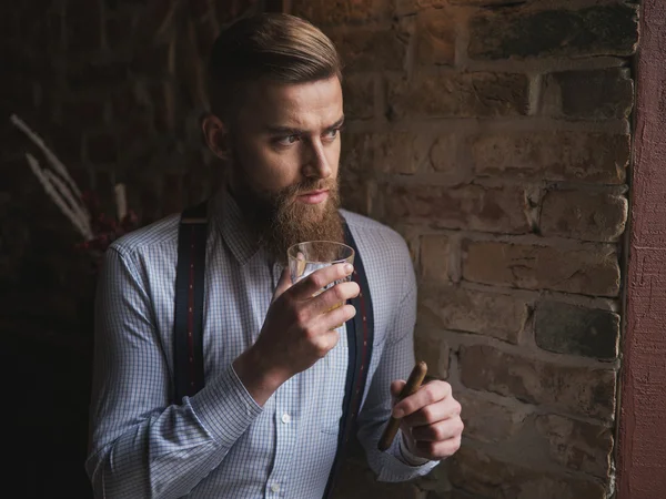 Hombre barbudo guapo está mostrando su riqueza — Foto de Stock