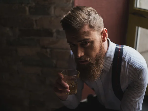 Aantrekkelijke jonge zakenman geniet van alcohol drinken — Stockfoto